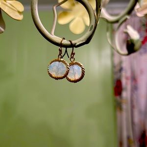 Drop earrings with gold colored braid detail